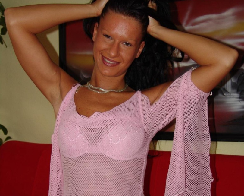 Ihre rasierte Amateurmuschi zeigt uns Sandra